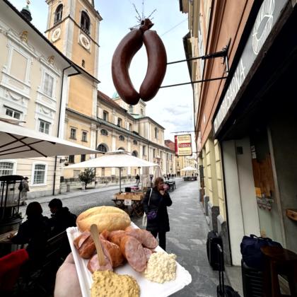 Ankommen an der Ljubljanica – Altstadt und erster slowenischer Snack
