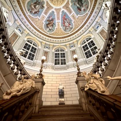 Nachmittag zwischen Architektur, Theaterlicht und slowenischem Wein