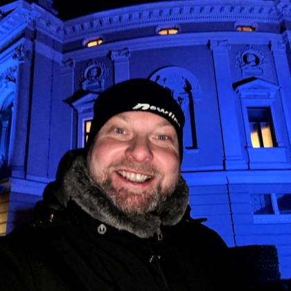 Nachmittag zwischen Architektur, Theaterlicht und slowenischem Wein