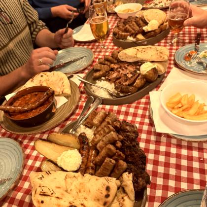 Abendessen, Weinbars und Metelkova – Ljubljana wird rauer