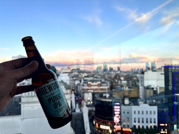 Rooftop im West End mit London-Panorama