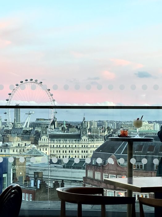 Rooftop im West End mit London-Panorama