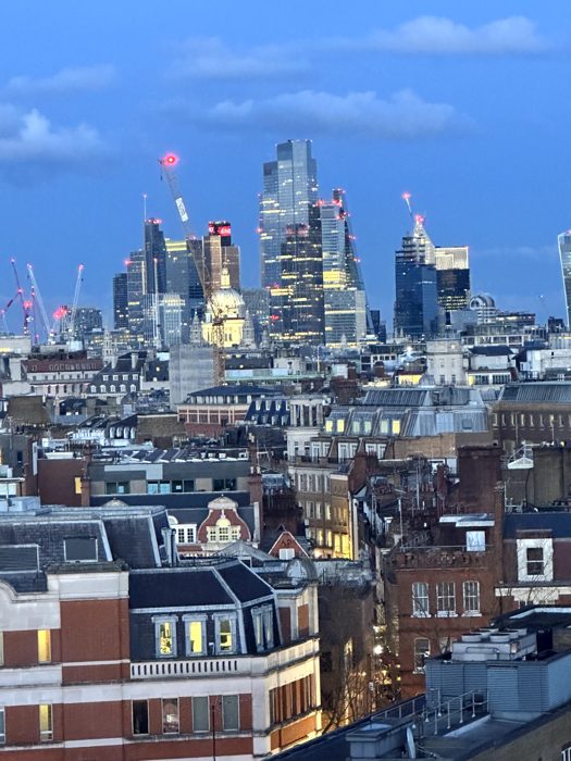 Rooftop im West End mit London-Panorama