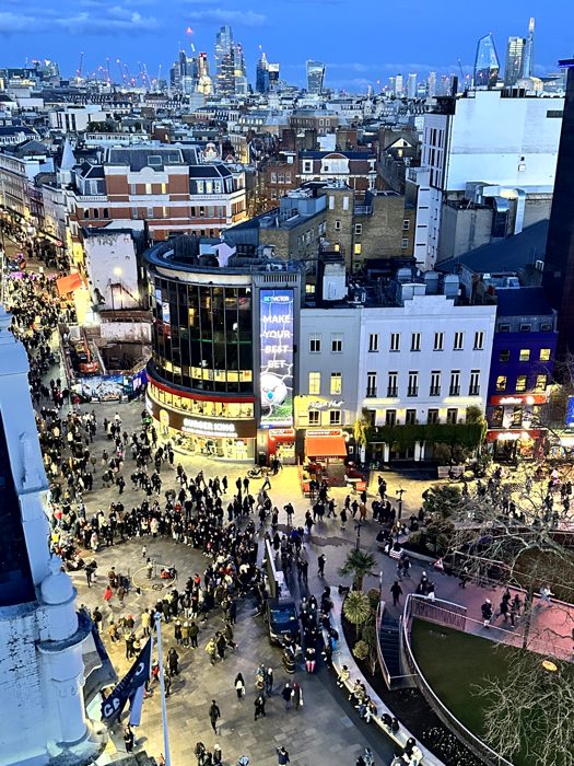 Rooftop im West End mit London-Panorama