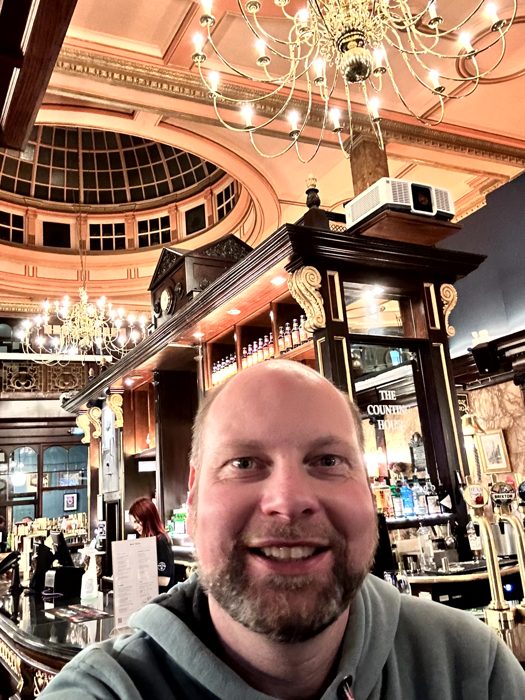 Zurück in die City: Pub am Abend