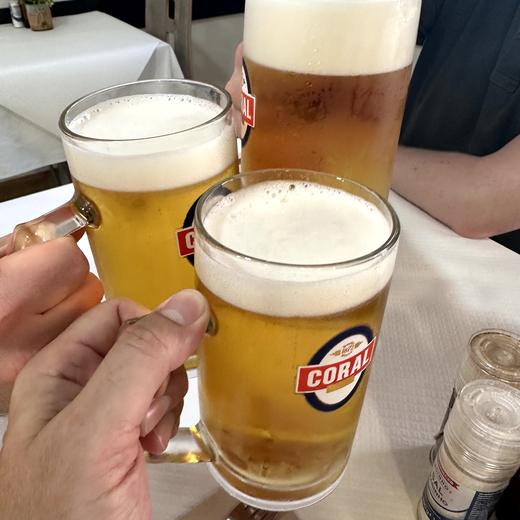 Erster Madeira-Abend – Bier, Espetada und Sonnenuntergang