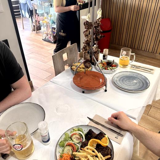Erster Madeira-Abend – Bier, Espetada und Sonnenuntergang