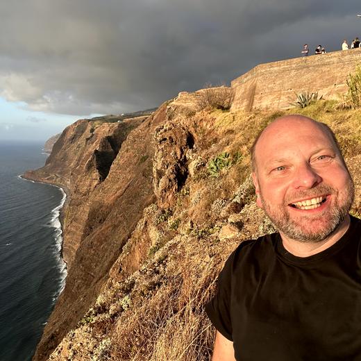 Erster Madeira-Abend – Bier, Espetada und Sonnenuntergang
