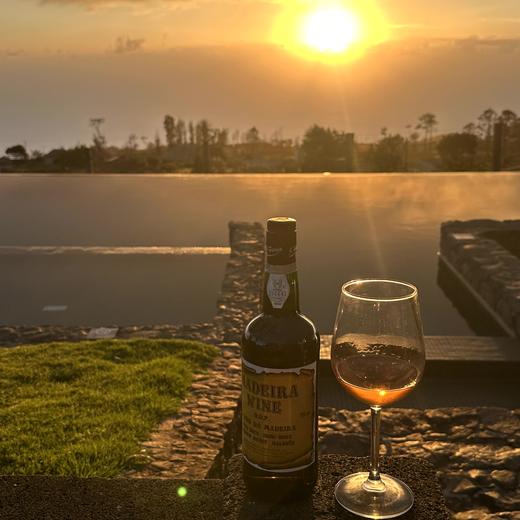 Erster Madeira-Abend – Bier, Espetada und Sonnenuntergang