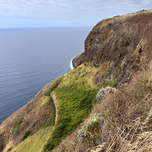 Westküste am Abend – Klippen, Atlantik und Fischgericht
