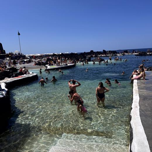 Schwimmen in den Naturpools von Porto Moniz