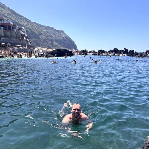 Schwimmen in den Naturpools von Porto Moniz