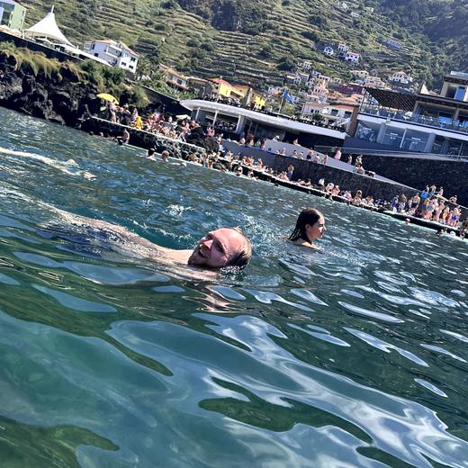 Schwimmen in den Naturpools von Porto Moniz
