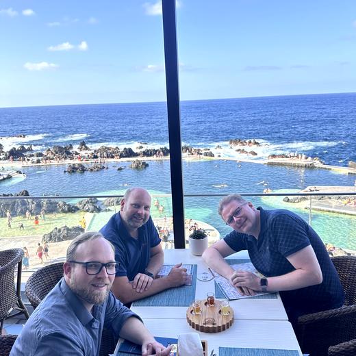 Abendessen am Meer – Lapas, Fisch, Tomatenreis und Oktopus