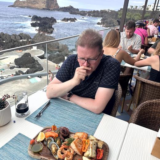 Abendessen am Meer – Lapas, Fisch, Tomatenreis und Oktopus
