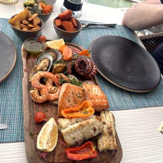 Abendessen am Meer – Lapas, Fisch, Tomatenreis und Oktopus