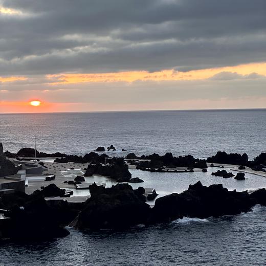 Abendstimmung in Porto Moniz – Promenade, Licht und Hotelblick