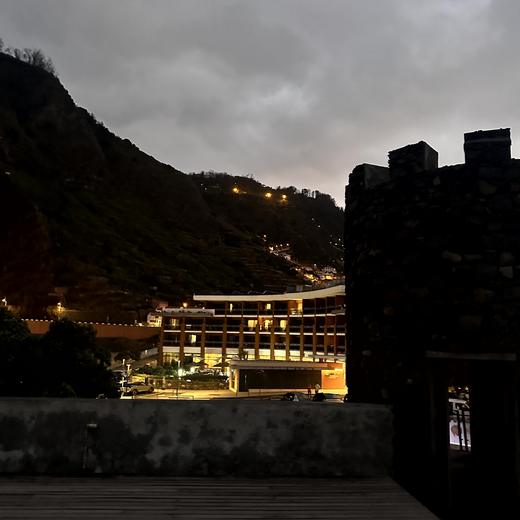 Abendstimmung in Porto Moniz – Promenade, Licht und Hotelblick