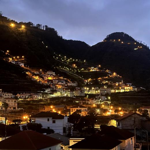Abendstimmung in Porto Moniz – Promenade, Licht und Hotelblick