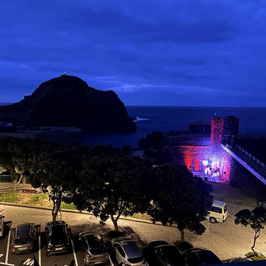 Abendstimmung in Porto Moniz – Promenade, Licht und Hotelblick