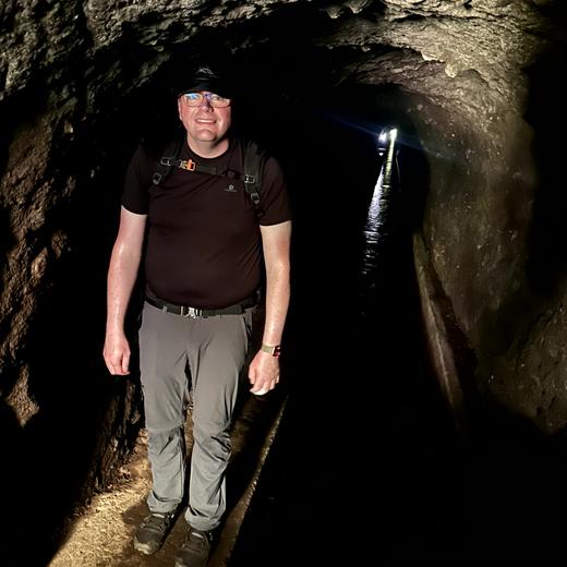 Levada da Norte bei Prazeres – Tunnel, Wasserfall und Wald