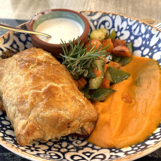 Abendessen mit Küstenblick – Fisch, Fleisch und Dessert