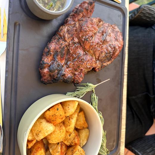 Abendessen mit Küstenblick – Fisch, Fleisch und Dessert