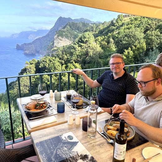 Abendessen mit Küstenblick – Fisch, Fleisch und Dessert