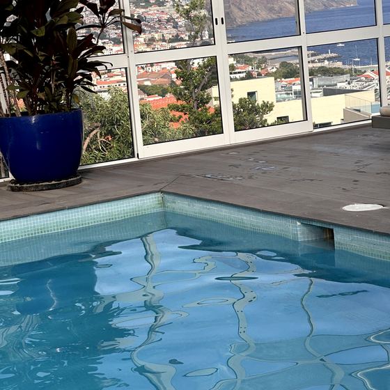 Pool, Madeirawein und Abendessen in Funchal