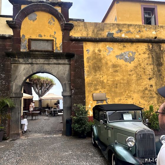 Funchal-Altstadt – Stadttor, Kirche, Ronaldo und Hafenpromenade
