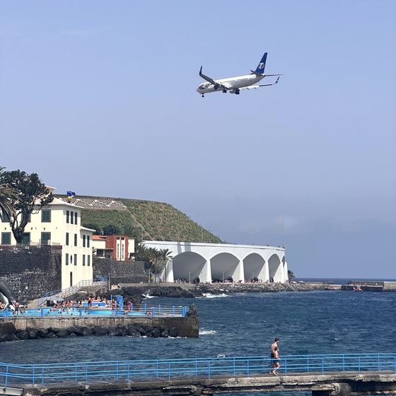 Letzte Küstenstopps – Strand, Meer und Flugzeuge an der Küste