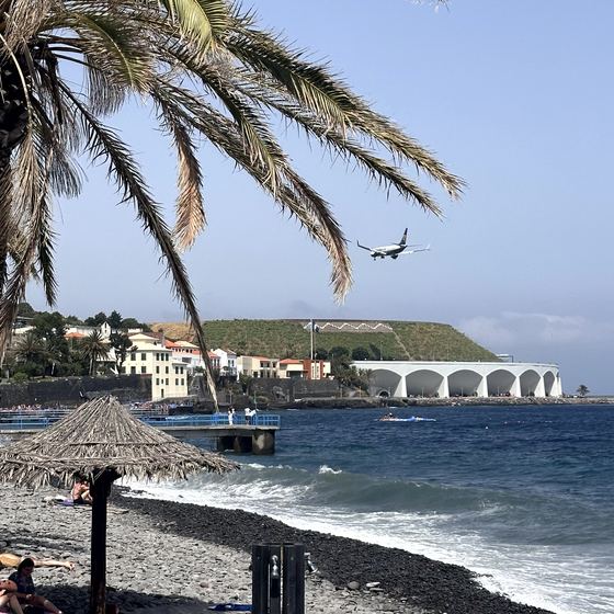 Letzte Küstenstopps – Strand, Meer und Flugzeuge an der Küste