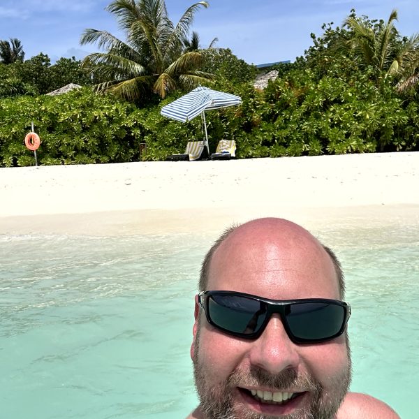Strandtag, Palmen und Riviera-Abend