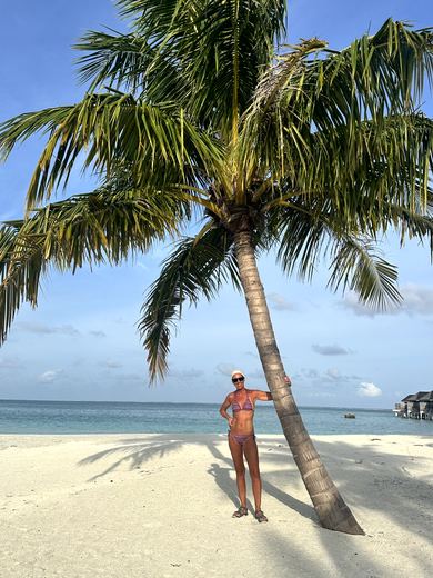 Strandtag, Palmen und Riviera-Abend