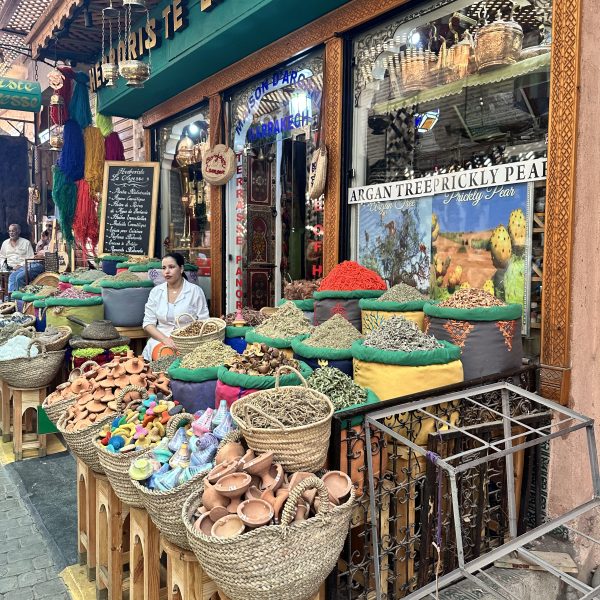 Erste Souks und Farben Marrakeschs
