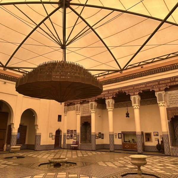 Erste Souks und Farben Marrakeschs