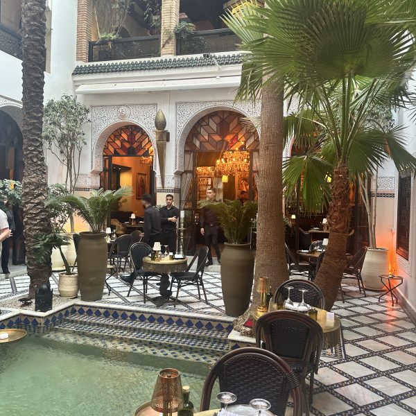 Erste Souks und Farben Marrakeschs