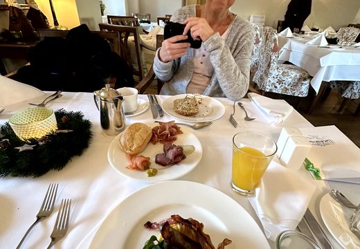 Frühstück und Abschied vom Schloss