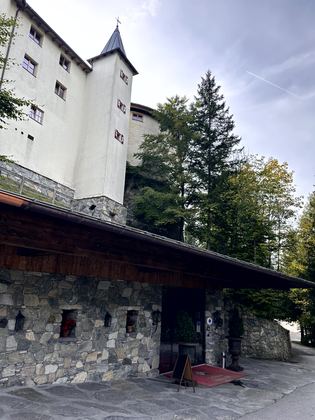 Schloss Mittersill, Jagdzimmer und Abend im Schloss