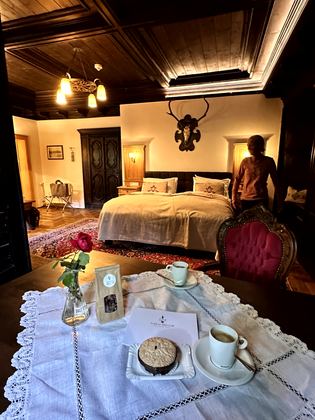 Schloss Mittersill, Jagdzimmer und Abend im Schloss