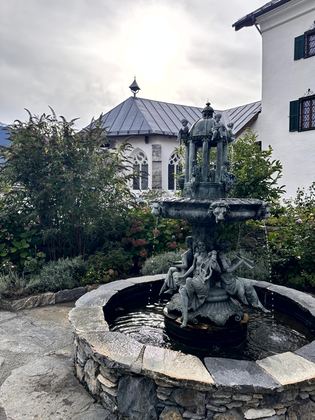 Schloss Mittersill, Jagdzimmer und Abend im Schloss