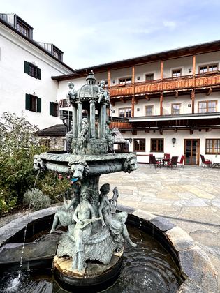 Schloss Mittersill, Jagdzimmer und Abend im Schloss