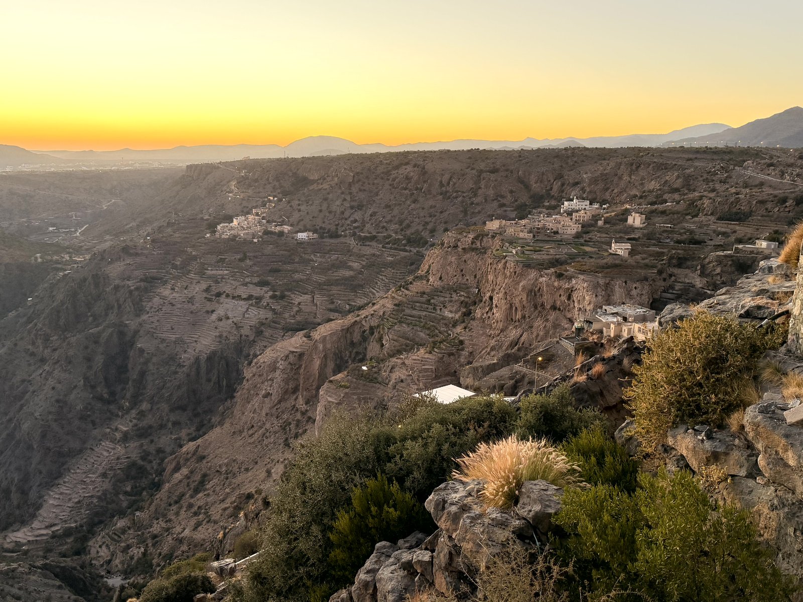 Omanisches Bergdorf an einer Schlucht im Abendlicht