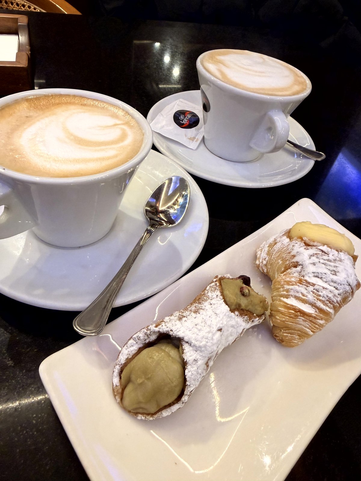 Erster Kaffee und Aperitif über Palermo