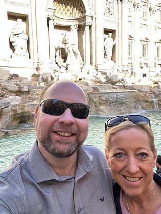 Trevi-Brunnen und Altstadtgassen