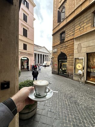Trevi-Brunnen und Altstadtgassen