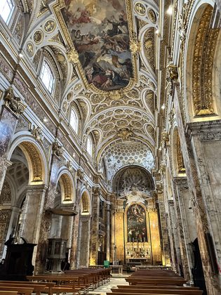Trevi-Brunnen und Altstadtgassen