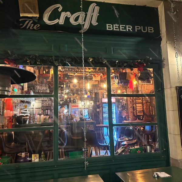 Erste Biere, Vijećnica und Sarajevo bei Nacht