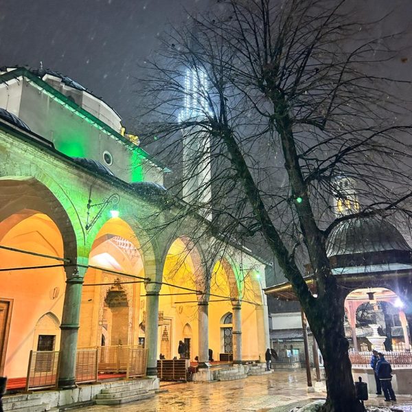 Erste Biere, Vijećnica und Sarajevo bei Nacht