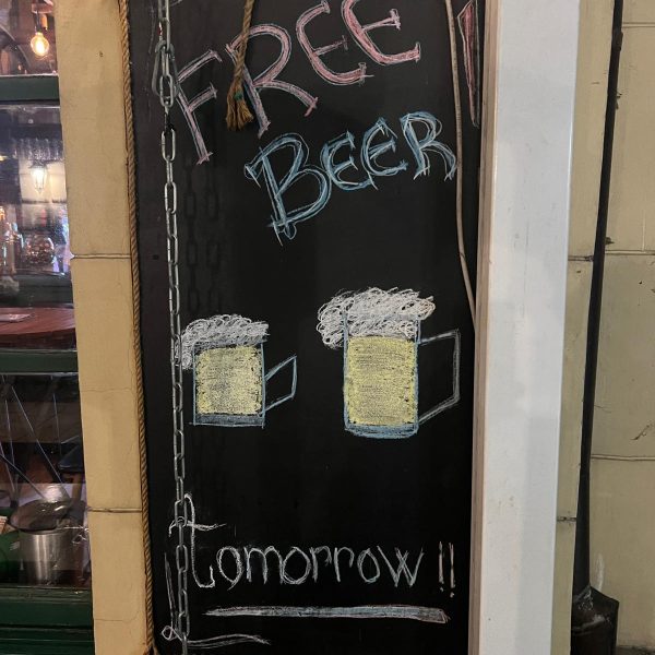 Erste Biere, Vijećnica und Sarajevo bei Nacht